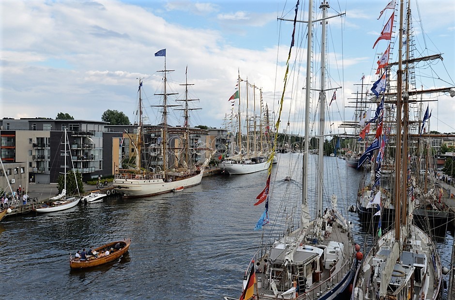 Seilskuter fortøyd langs vesterelva