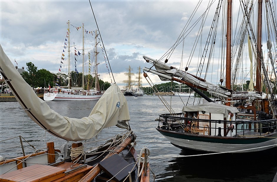 Seilskuter fortøyd langs vesterelva