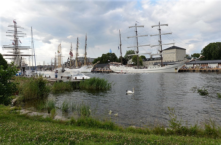 Seilskuter fortøyd langs vesterelva