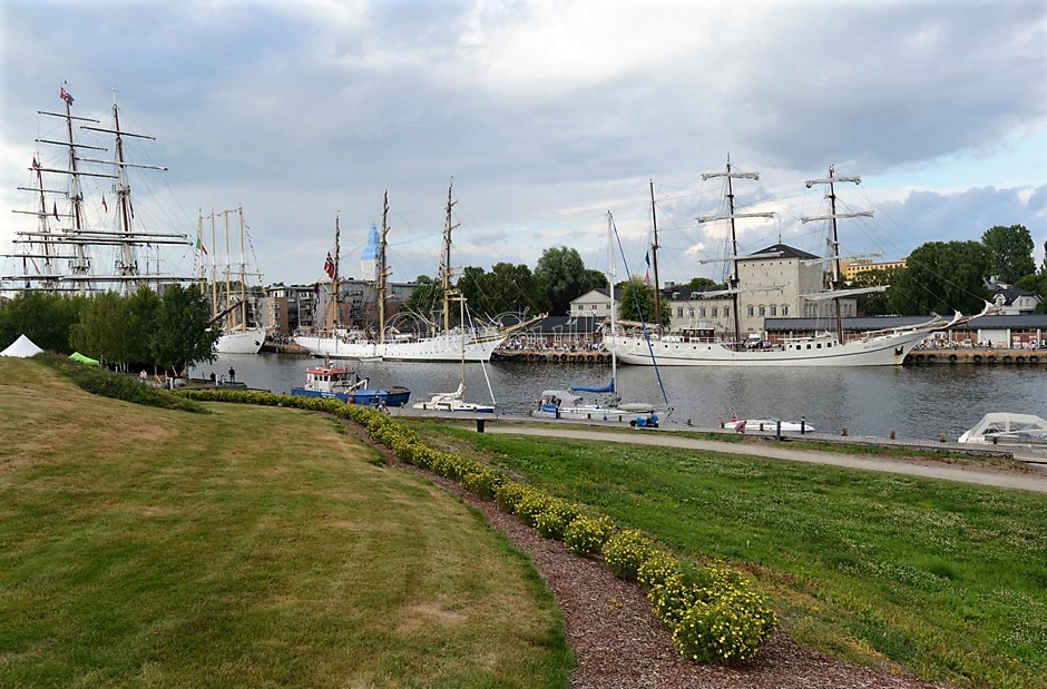 Seilskuter fortøyd langs vesterelva