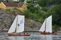 Eldre trebåter med seil i Østerelva ved Kråkerøy