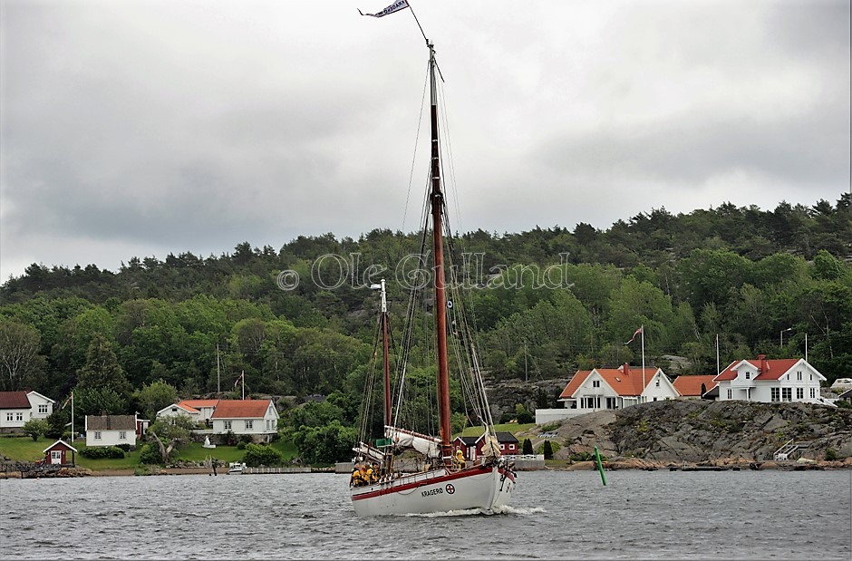 Colin Archer skøyta » Kragerø » på veg gjennom Kjøkøysund , Kråkerøy