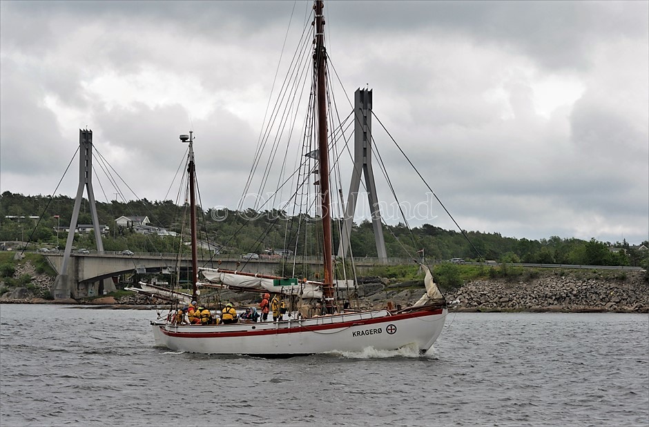 Seilskøyta  » Kragerø » her ved Puttesundbrua , Kråkerøy