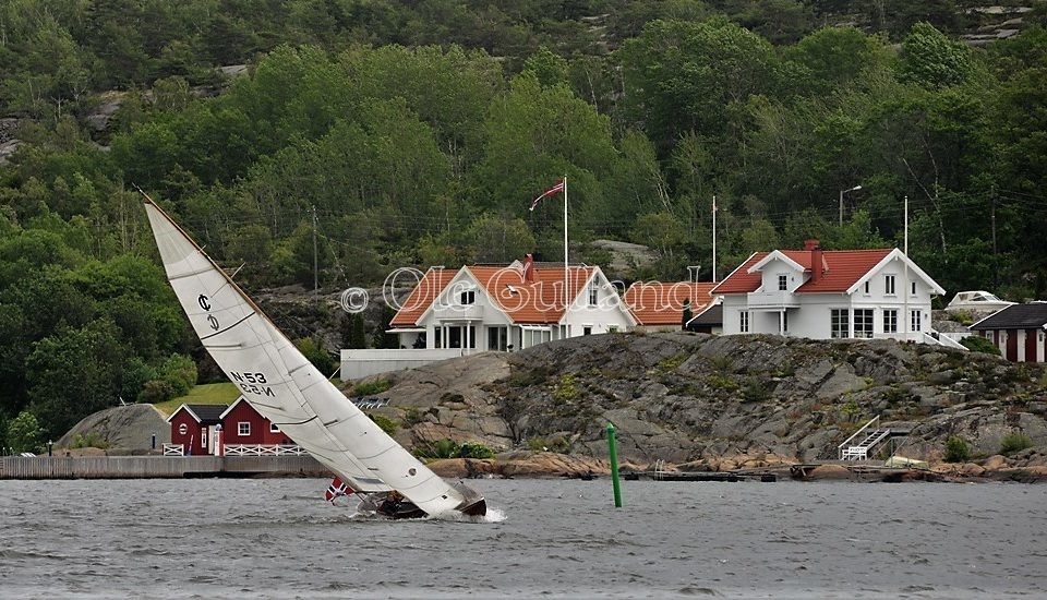 Seilbåt i Kjøkøysundet ved Kråkerøy