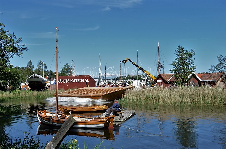 Her blir prammen til » Håpets Katedral » sjøsatt  ved Isegran Maritime Center ( 10 juni 2019 )