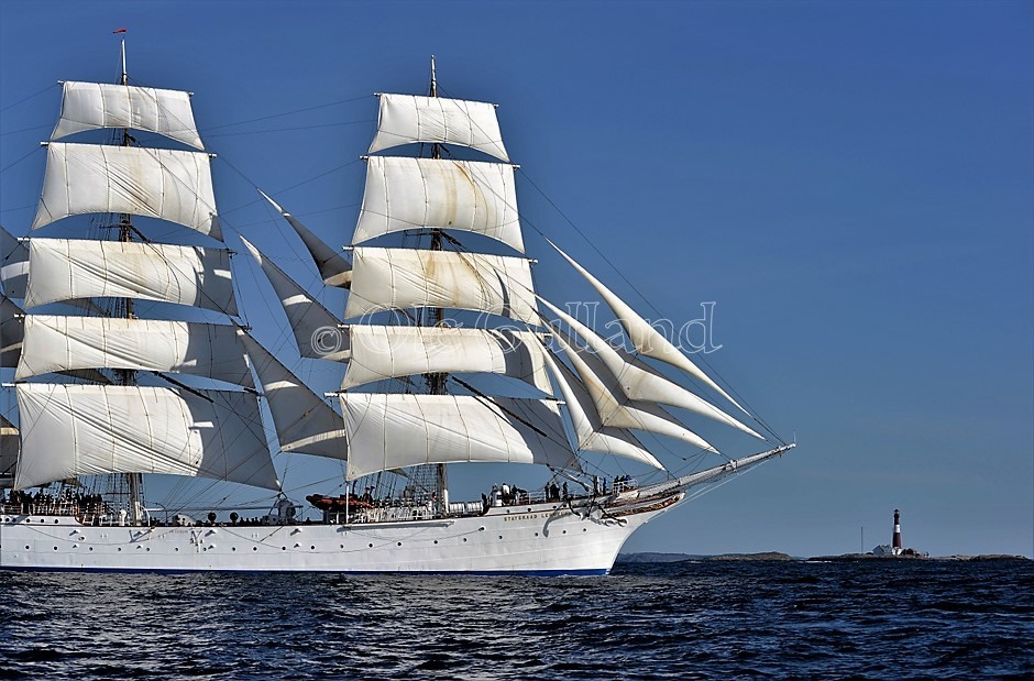 «Statsraad Lehmkuhl» ved Færder fyr i ytre Oslofjord