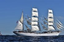 «Statsraad Lehmkuhl» passerer Færder fyr på vei til Fredrikstad.