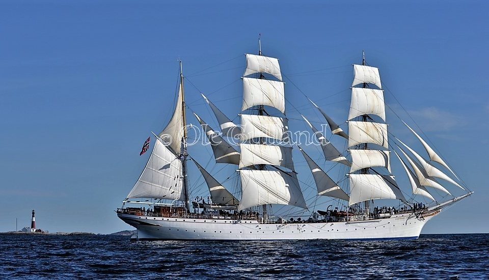 «Statsraad Lehmkuhl» passerer Færder fyr på vei til Fredrikstad.