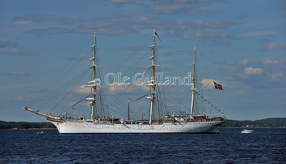 «Statsraad Lehmkuhl» Har ankret opp på Ramsø-flaket i påvente om å komme til Fredrikstad.