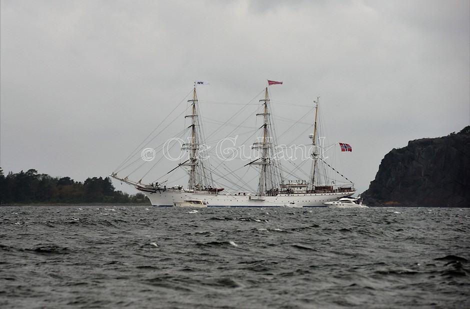 Statsraad Lehmkuhl passerer Rauer på vei til Skjærhalden