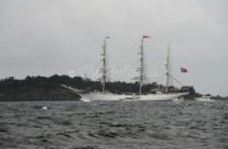 Statsraad Lehmkuhl passerer Rauer på vei til Skjærhalden