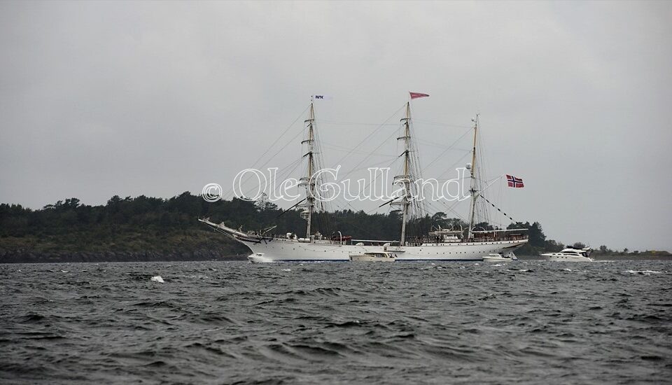 Statsraad Lehmkuhl passerer Rauer på vei til Skjærhalden